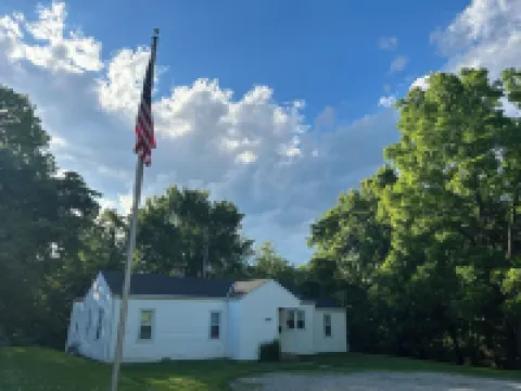 Private, wooded, and convenient cottage just blocks from SOMC Hotels in Scioto County