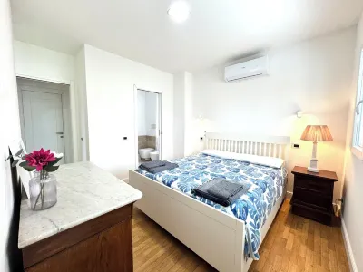 Valuable house with panoramic terrace overlooking the sea and mountains, close to the beach Laguna Beach附近的飯店