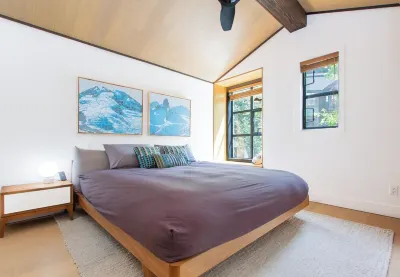 Super Lux Cabin in the Woods. Private Hot Tub & AC! Hotels in Village North