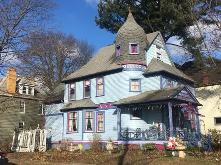 Near US Open Oakmont Country Club Free Transport Charming Victorian Guest House Отели рядом с достопримечательностью «Fox Chapel Golf Club»