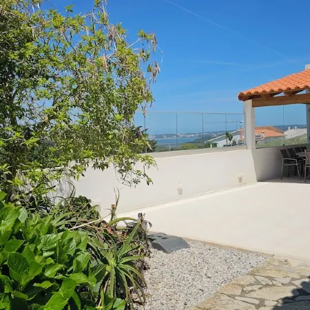 Casa do Moinho, between the Lagoon and Óbidos Castle