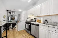 3Br 3Ba • NY Charm Modern Luxe • Sleeps to 12 • Min to NYC • Free Parking Permit