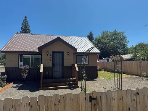 Charming 2-bedroom house with WiFi, AC in peaceful Council. Right in town.