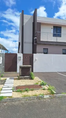 Soothing 3-bedroom apartment in Highland Rose with a magnificent mountain view. のホテル