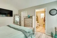 Beloit Home w/ Deck: 3 Mi to Health System Campus - bar