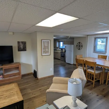 Large 2-Bedroom Lower Unit with Fast WI-FI & in Unit Washer/Dryer