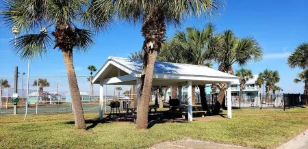 Amazing Views! 3-bdrm condo on Aransas Bay in Rockport, TX [Bayfront 102]