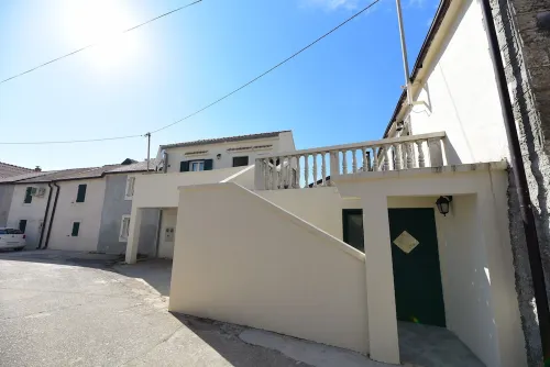 Apartment in an attractive terraced house with a garage Hotels in Ljubac