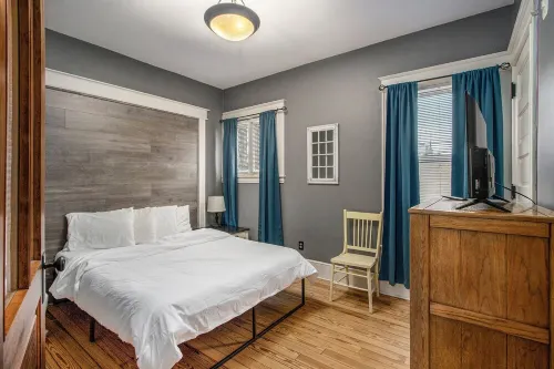 NEW 1st Floor Victorian Flat in Downtown Kalamazoo