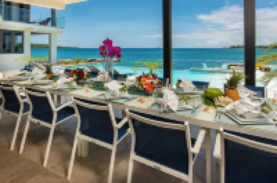 Luxe Grand Villa Modern Spacious 6-bedroom with private Beach. Staff Included.