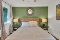 Charming Apt Close to the Garden District, Wi-Fi, Off-Street Parking, and More! Hotels in Central City