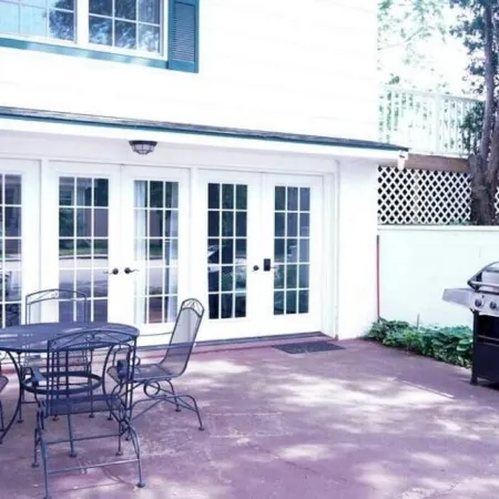 Harbor Hill Inn Cottage - River Walk Suite