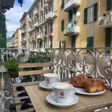 Chic & modern for groups & families-10 guests, in city center with 2 balconies Dining/Meeting Rooms