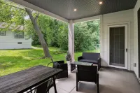 Architecturally designed  4 bedroom home walking distance to downtown Wayzata Hotels in Wayzata