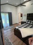 Charming 3-BR Cabin/House, Pool, creek, 35Acres with Fiber Internet in Pikeville