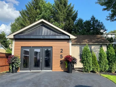 Self-contained guest house in a picturesque town between London and Stratord ON St. Marys Golf & Country Club附近的飯店