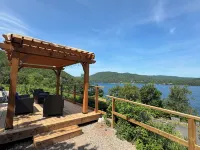 Knotty Pine Cottages, Suites & Motel Rooms Hotel di Victoria County