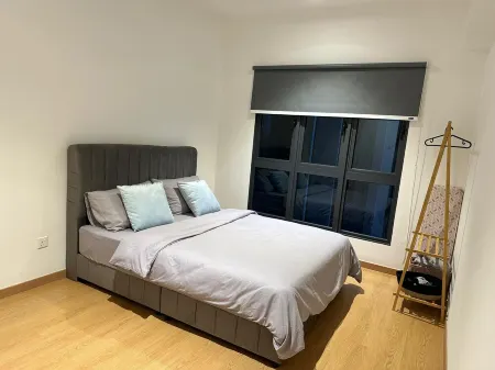 Spacious 3-bedroom apartment with AC, Netflix, WiFi nearby KLIA, Splash Mania