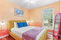 NEW! Between Savannah/Tybee w/ Pool, Patio, Murals, Fire Pit, & more!