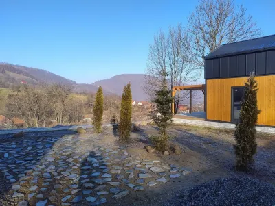 Cozy 1-bedroom chalet with WiFi, AC in charming Șuncuiuș فنادق في 