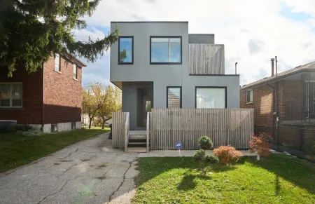 Private Jack-and-Jill bedrooms and private washroom, in a shared house Отели рядом с достопримечательностью «Блэк Крик Пайонир Виллидж»