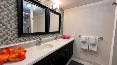 Oceanfront 2-level condo at Sapphire Beach Resort and Marina with washer/dryer. Отели в г. Тату