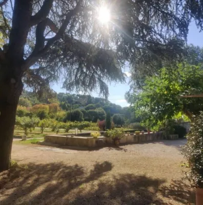Charme et Authenticité Dans une Ferme Hotels in Lourmarin