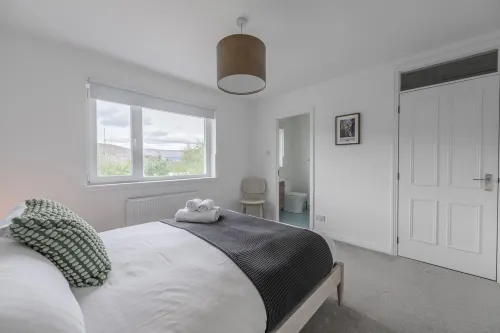 Beautiful, modern 3 bedroom house with stunning views