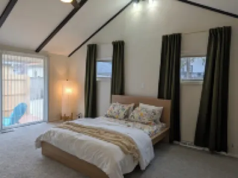 Bright & Spacious on William St.