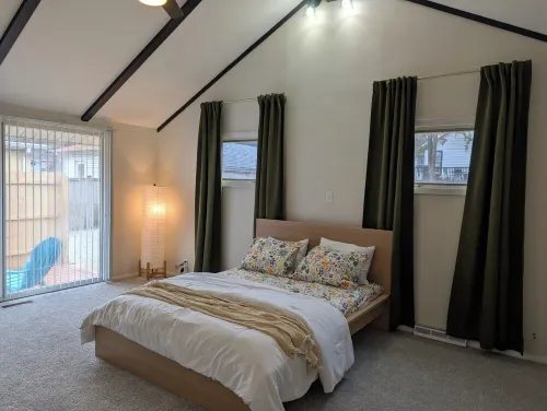 Bright & Spacious on William St.