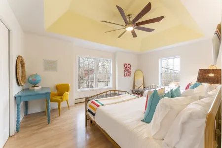 Walk to Beach HotTub FirePit Game room Lake View