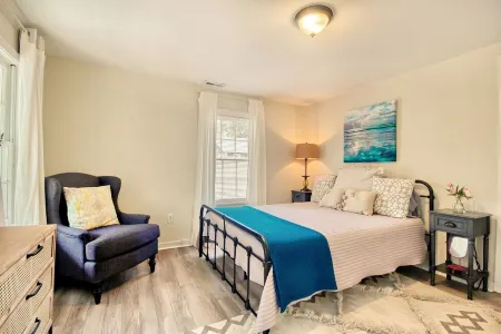 Charming 2-bedroom house in delightful Georgetown with AC, WiFi Отели в г. Джорджтаун