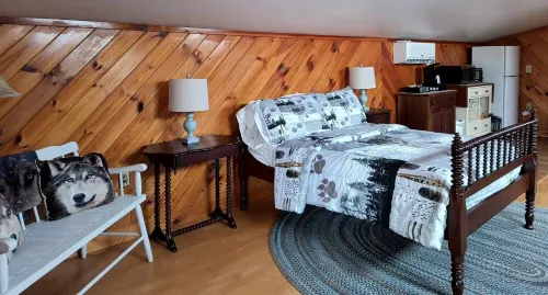 "The Wolf Den" - Lakefront suite with mountain views