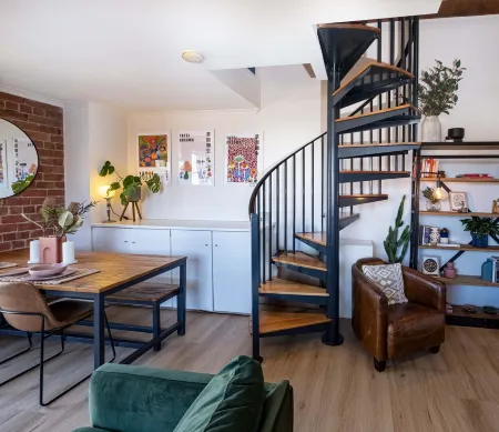 The Heritage Loft | City views + free parking Отели в г. Брансуик