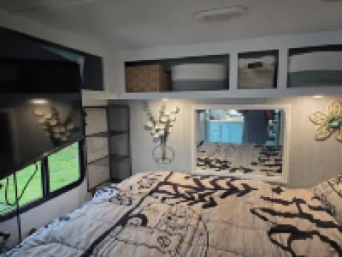 Mini Aruba Glamper in Dover with WiFi, AC and guest access to backyard oasis