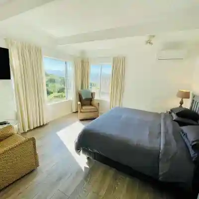 Elevated 6‑ Sea & Mountain Villa w/ AC, WiFi & Flatlet – 3  to Plett Town Rooms
