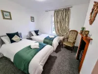 Cute Lion Cottage in Egham -Heathrow- 6 Guests Hotels in Egham