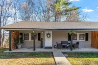 Cabin W/Private Hot tub,PetFriendly, Fire pit 10min  Loon mtn & owls Nest Resort