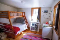 Cozy woodsy family-friendly cabin retreat