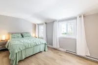 Comfy/New 3 BDR house near DT,Hospital,2 parking D.E. 주와얄 공원 주변 호텔