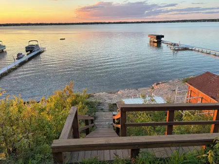 Charming 4-bedroom lakefront cottage in Lake City on beautiful Lake Missaukee