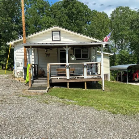 Charming 3-bedroom house in Pioneer with WiFi and AC