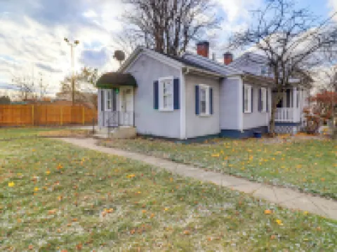 1 Block to Downtown Adrian: Spacious Home! Hotéis em Adrian