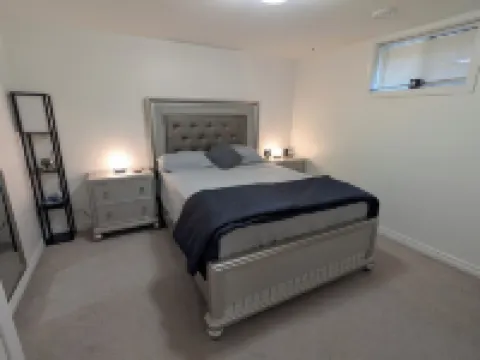 Spacious one bedroom Basement Apartment Hoteles en Belleville