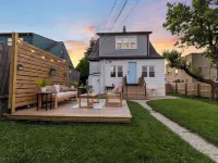 Stylish Little Gem Upper Unit, with King Bed close to State Fair and AmFam Field Hotels in West Allis