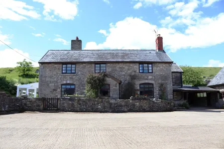 Cynynion Uchaf - 18th Century Farmhouse, Wales Border, Pets, Log Burner & Views Отели в г. Освестри