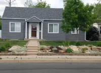 Quintessential Colorado 2-bedroom house with WiFi and Swampcooler in Englewood