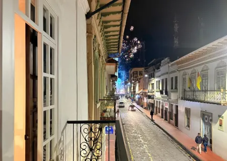 House with 5-bedroom 5 bathrooms  in charming Colonial Cuenca Center - Casa 621