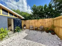 Eco-Friendly Charming Tampa Cottage - Full Kitchen, Parking, Wifi