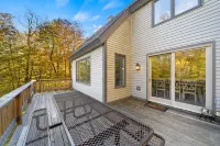 Beautiful Manchester VT Mountain Retreat w/Hot Tub Hotels in Winhall